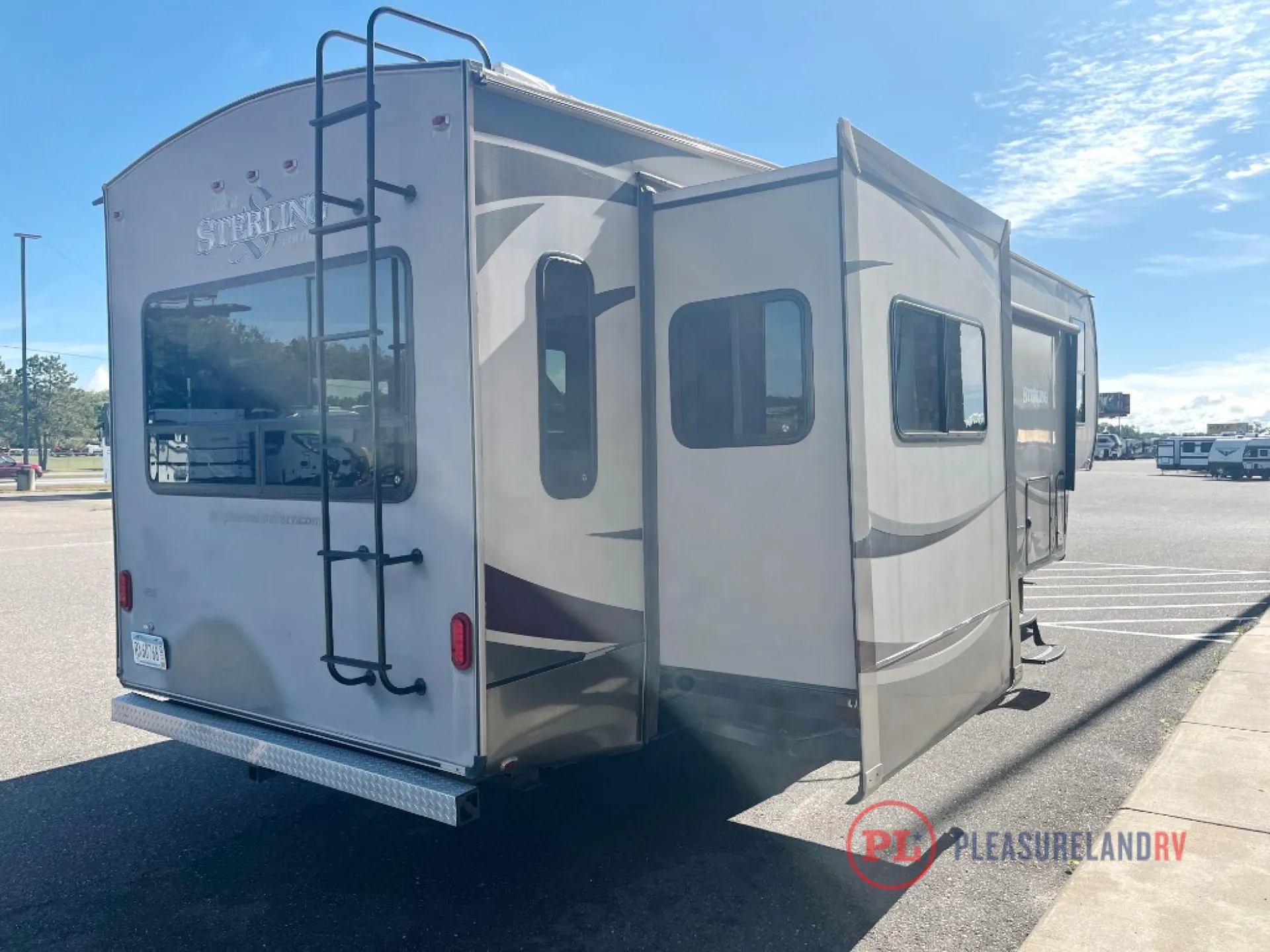 2013 Forest River Wildcat Sterling 32RL — Photo 7