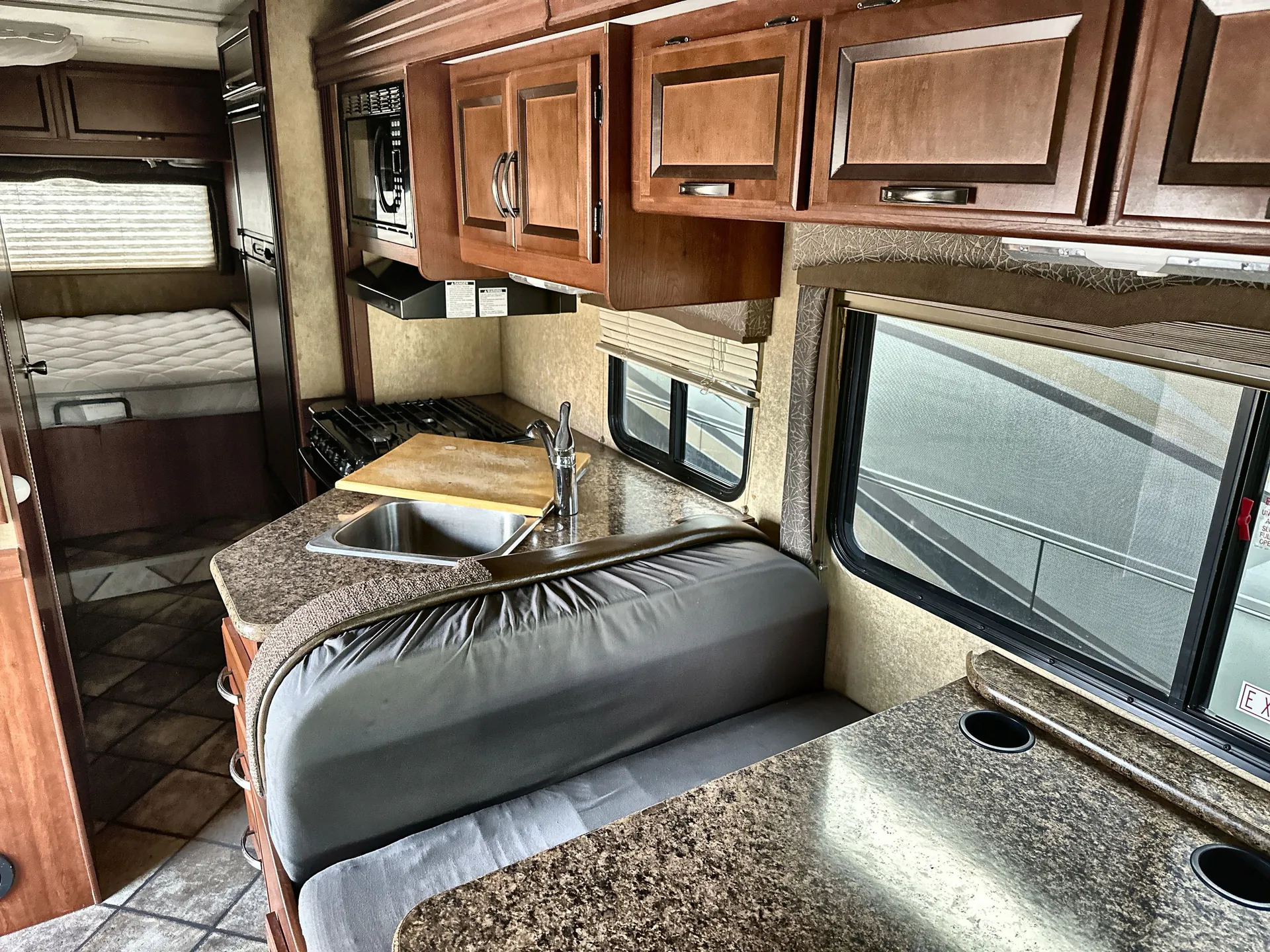 2015 Thor Motor Coach Four Winds 28Z — living area main