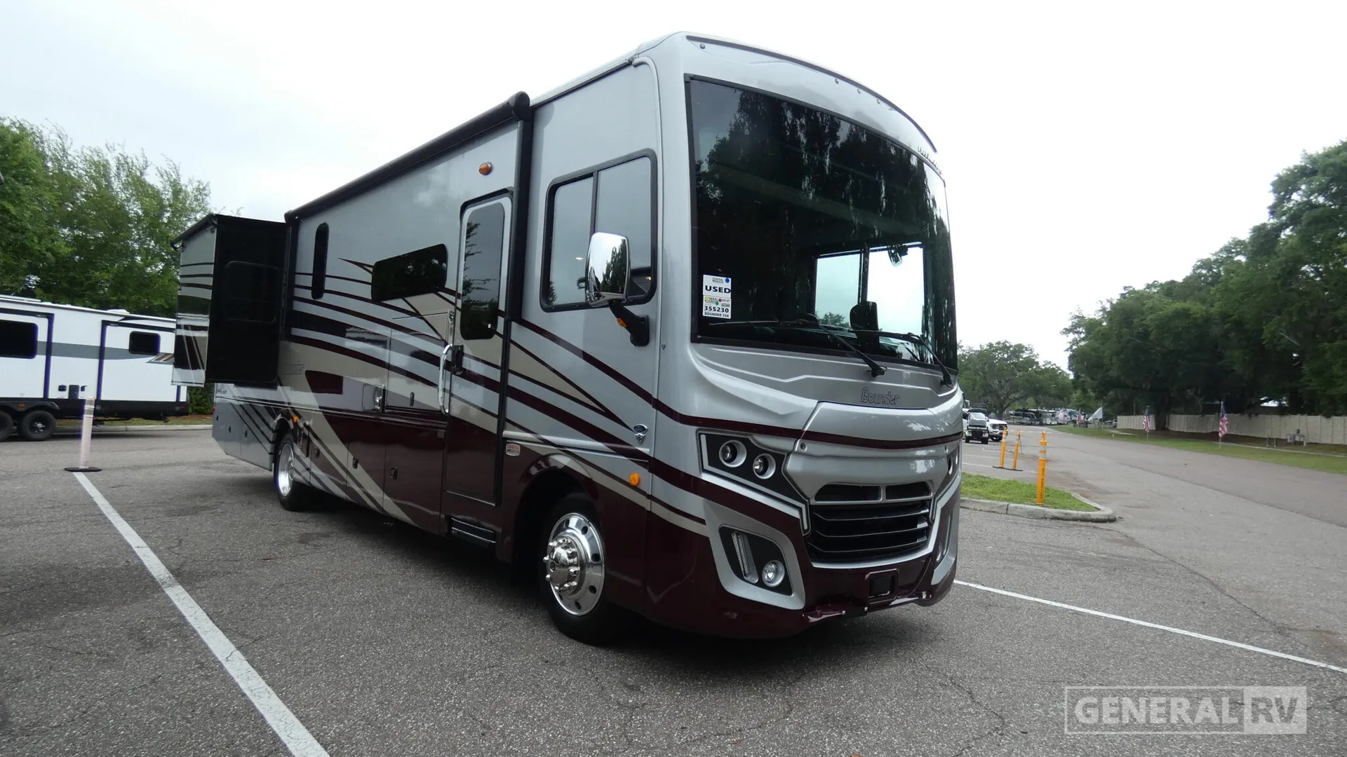 2025 Fleetwood Bounder 35K - Photo 2