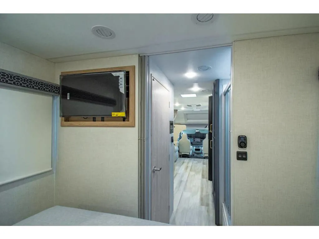 2027 Thor Motor Coach Quantum HS31, Photos photo 28