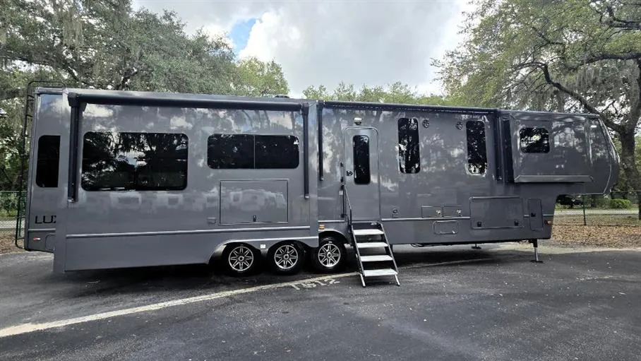 2023 Luxe Elite 42MD - Photo 2