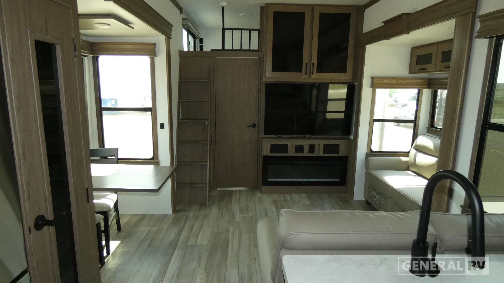 2024 Alliance RV Paradigm 395DS - Photo 3