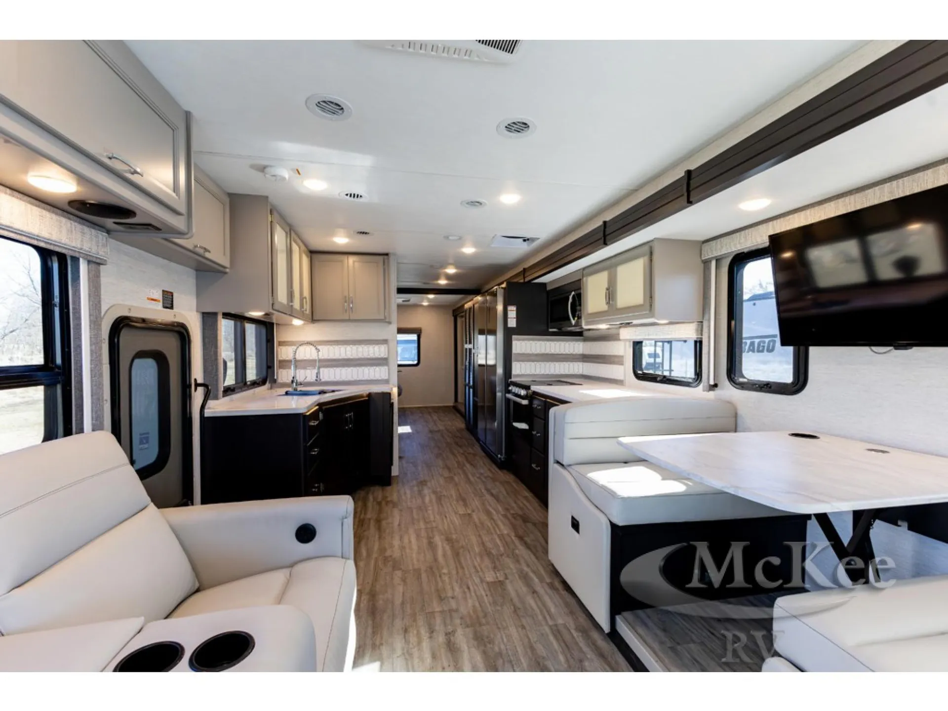 2025 Thor Motor Coach Luminate DD35 - Photo 3