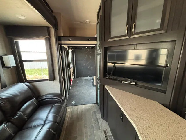2018 Dutchmen Voltage Triton 3551, Photos photo 21