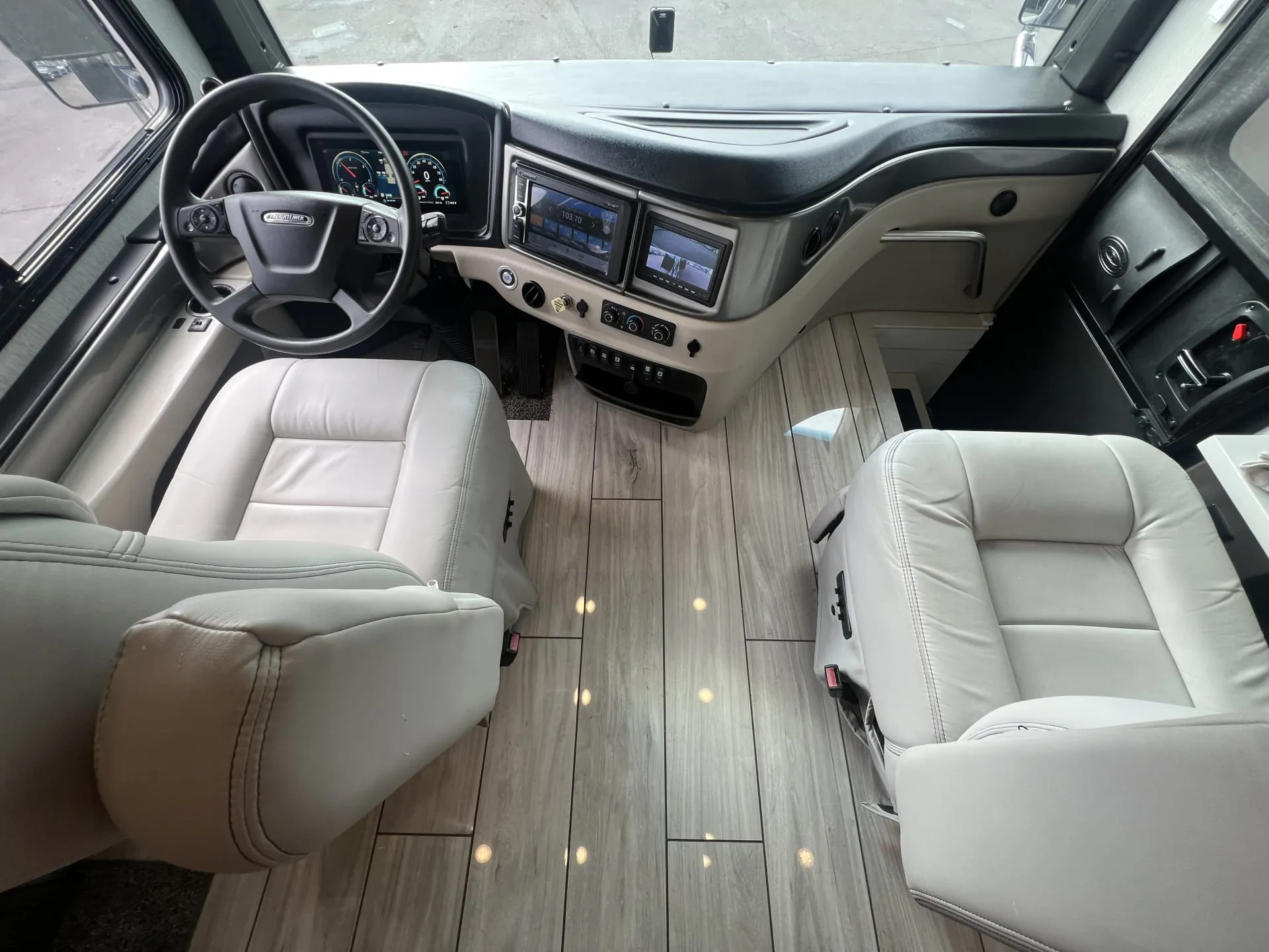 2023 Fleetwood Discovery 38W - Photo 3