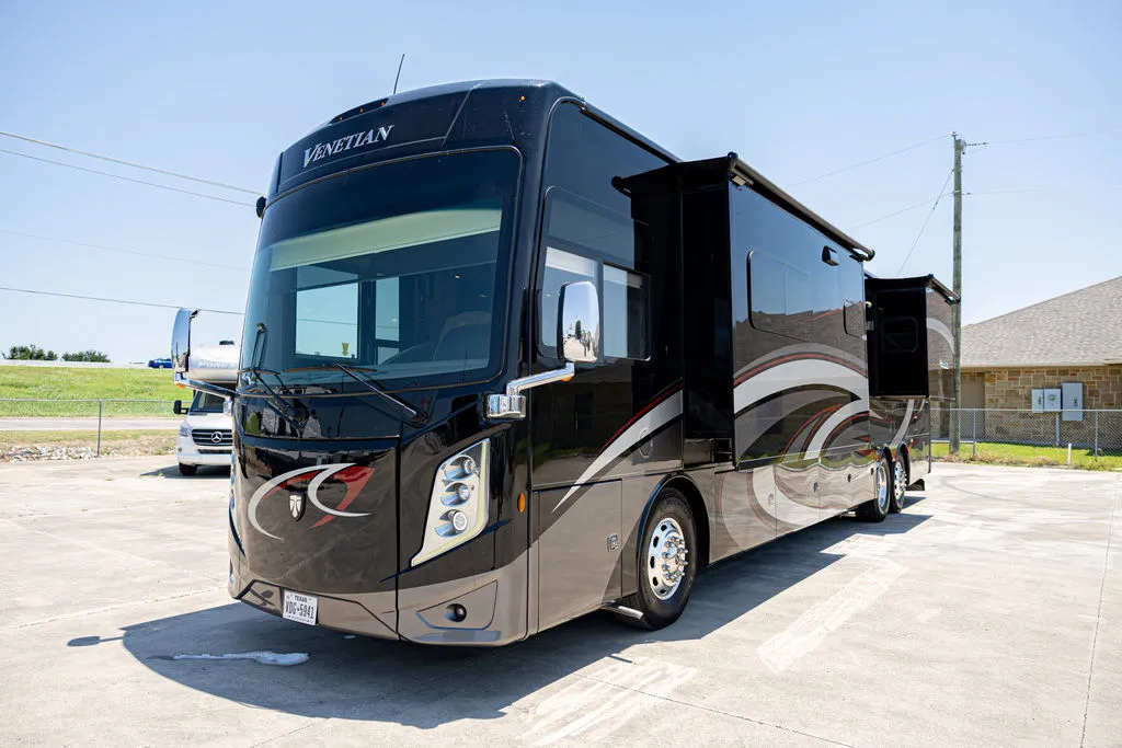 2022 Thor Motor Coach Venetian B42 - Photo 2