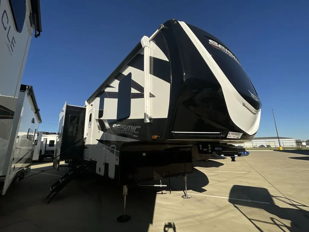 2025 Jayco Seismic Luxury Series 3815 - Photo 2