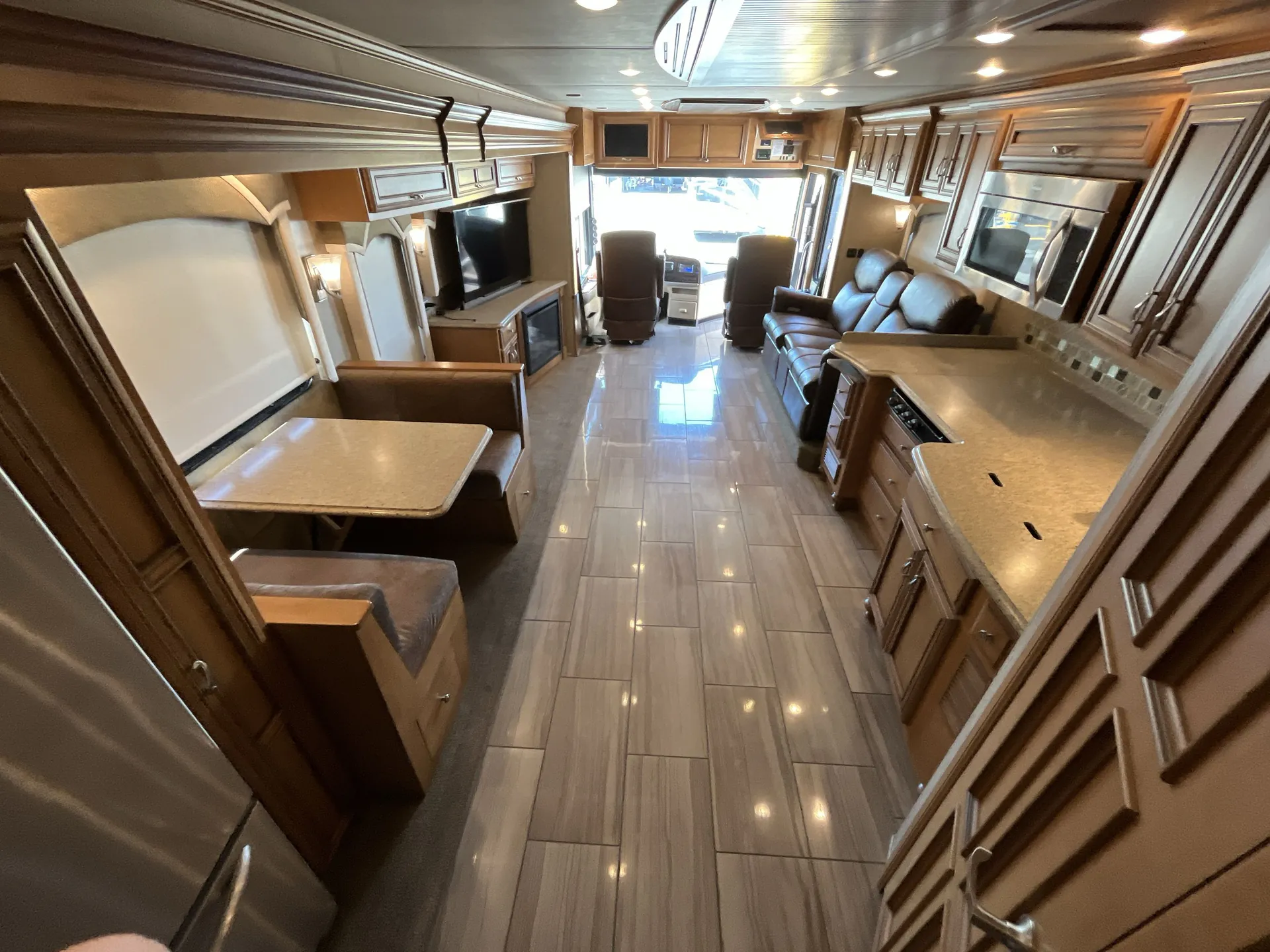 2015 Newmar Ventana 4037 — living area main