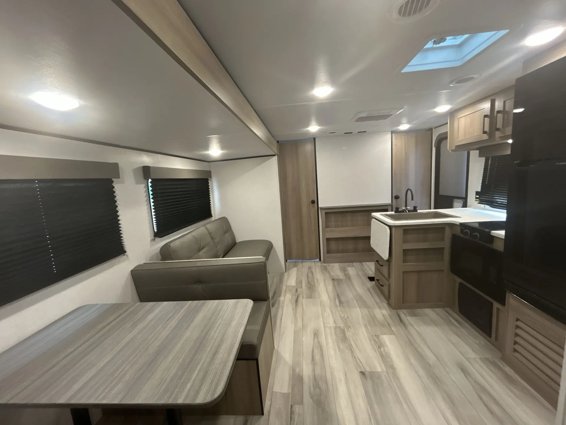 2025 Keystone Coleman 27B — living area main