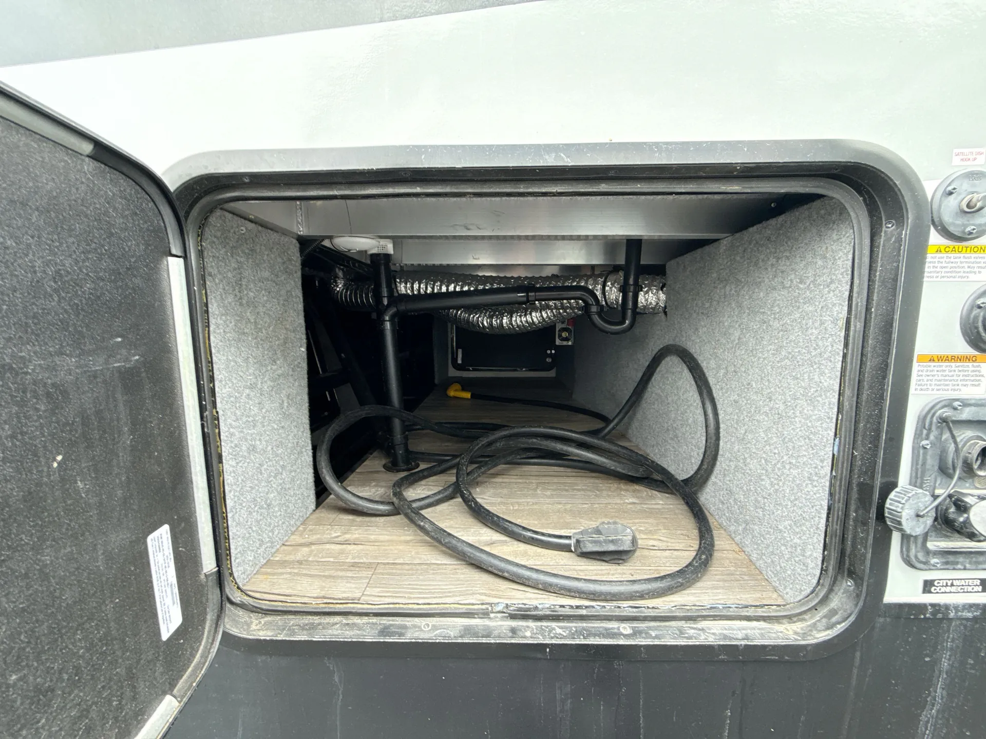 2018 Forest River Cherokee Arctic Wolf 255DRL4 — living area main