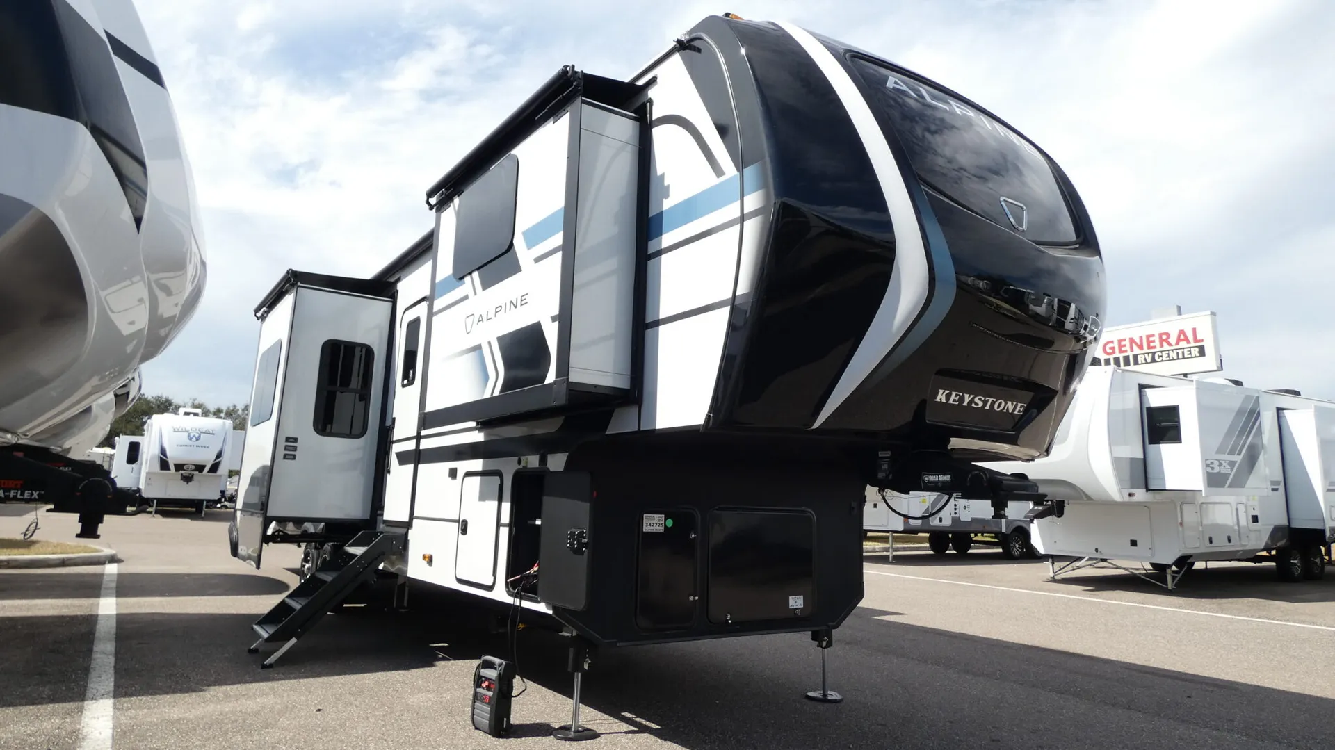 2026 Keystone Alpine 3820FK - Photo 2