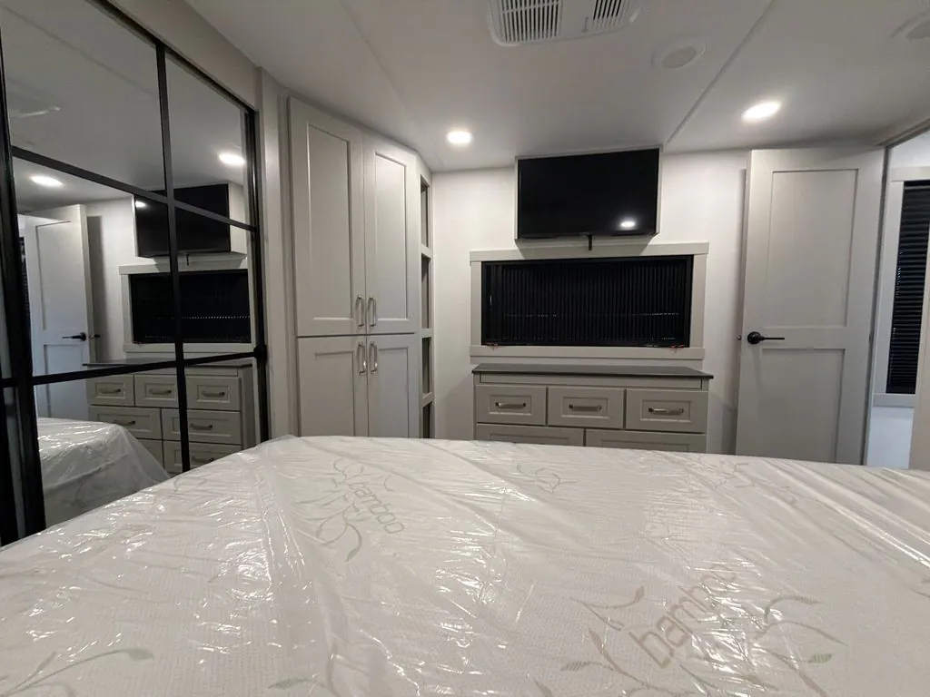 2026 Brinkley Model G 4000, Photos photo 22