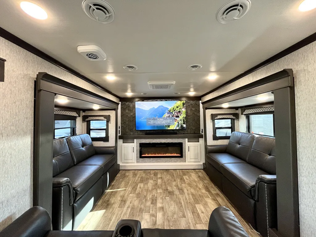 2024 CrossRoads Redwood RW4200FL - Photo 4