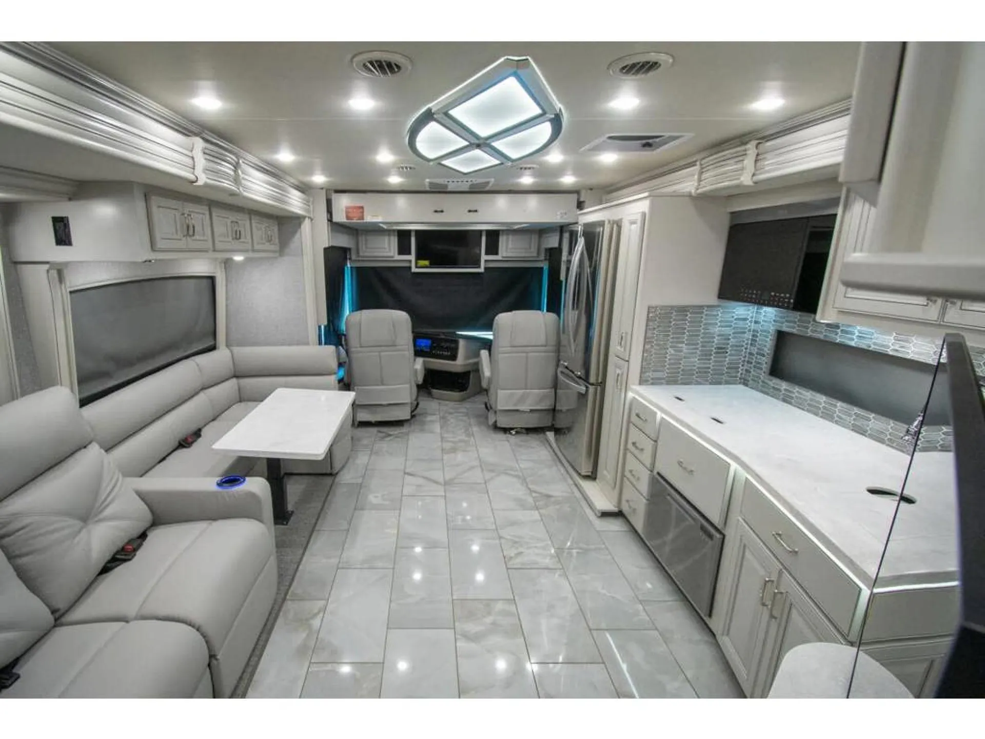 2026 Holiday Rambler Endeavor 38N - Photo 3