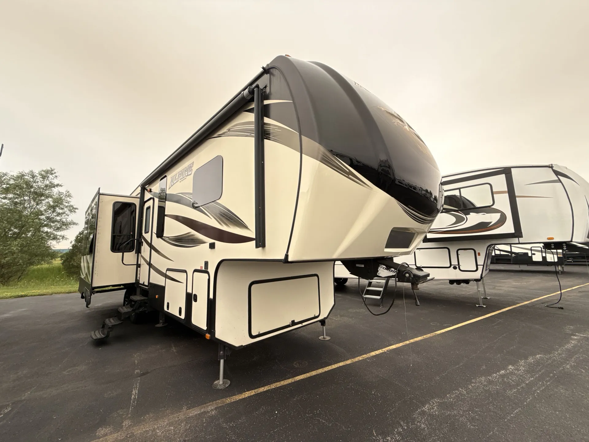 2016 Keystone Alpine 3010RE - Photo 2