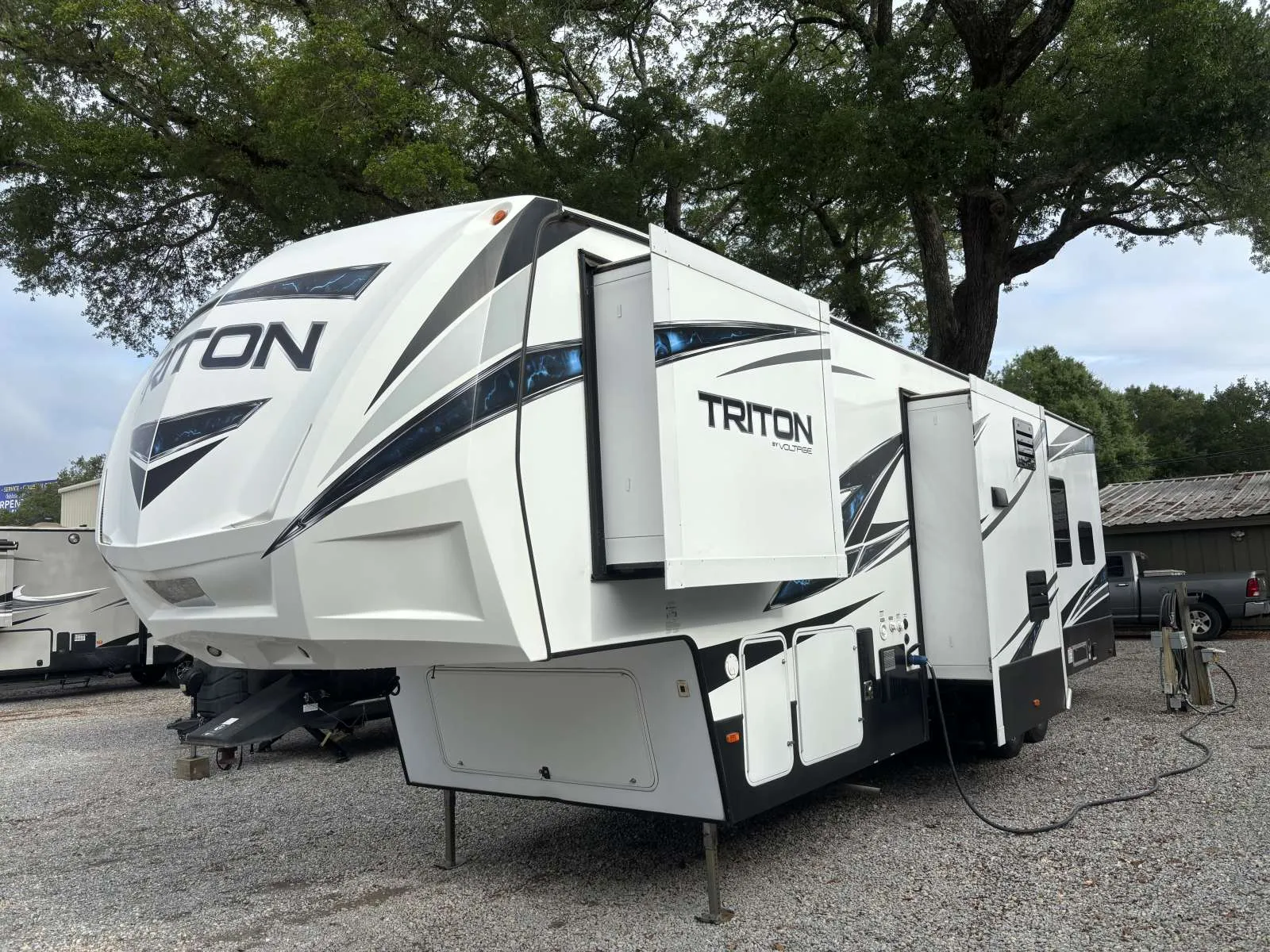 2017 DUTCHMEN TRITON 3551 - Main photo