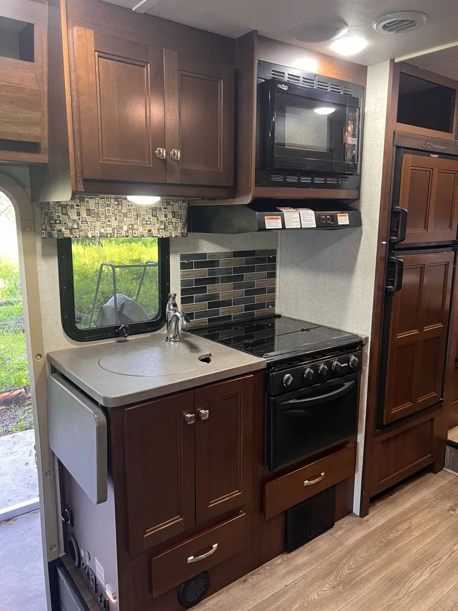 2018 Forest River Sunseeker MBS 2400R - Photo 4