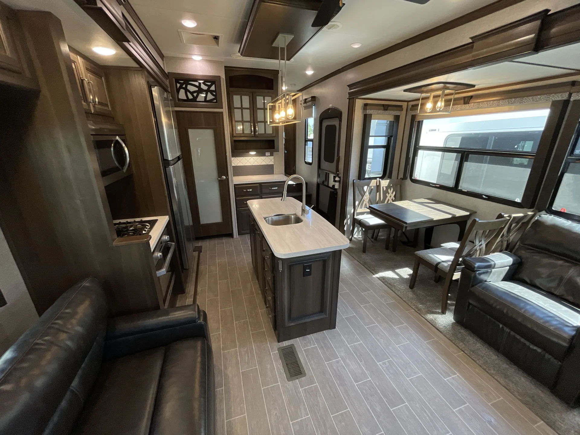 2020 Keystone Alpine 3020RE — living area main