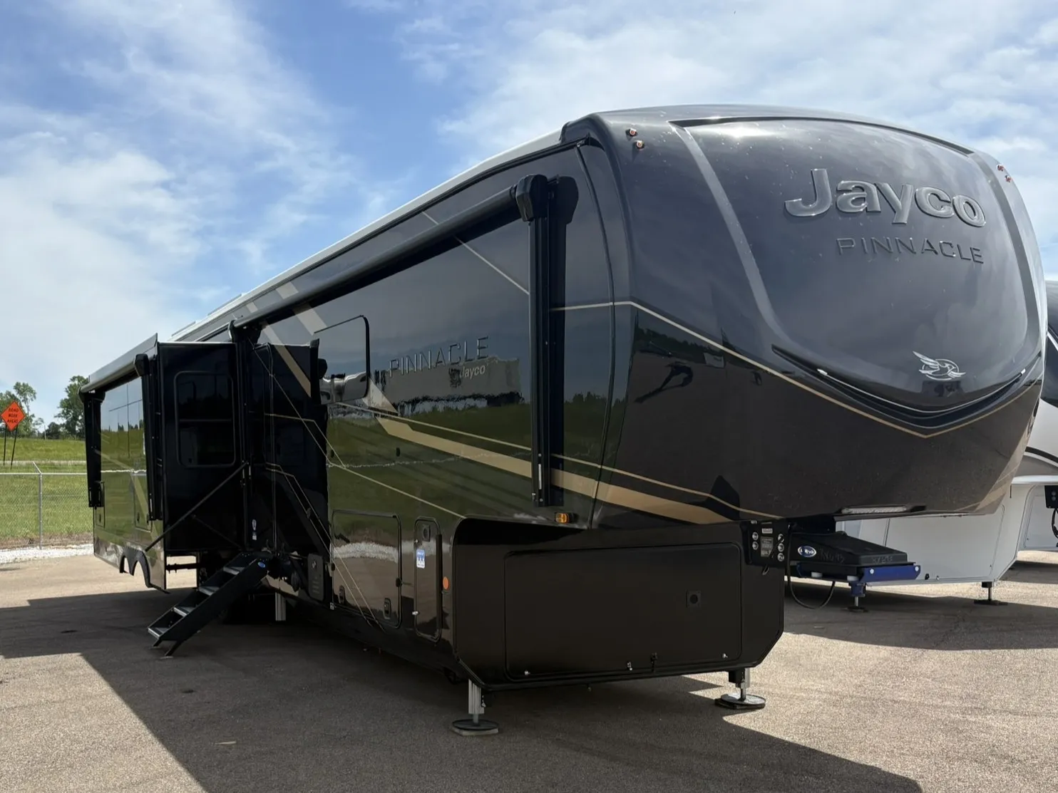 2026 Jayco Pinnacle 38FBRK - Photo 2