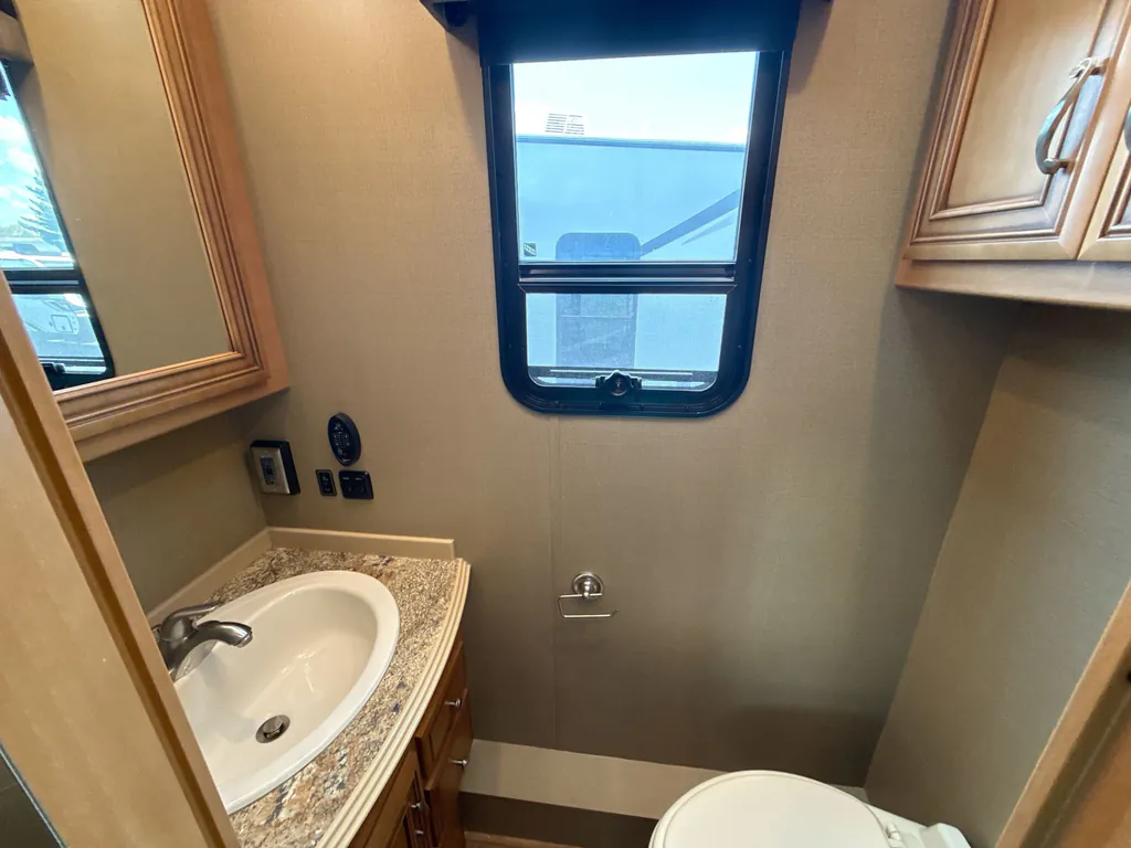 2015 Newmar Canyon Star 3914, Photos photo 17