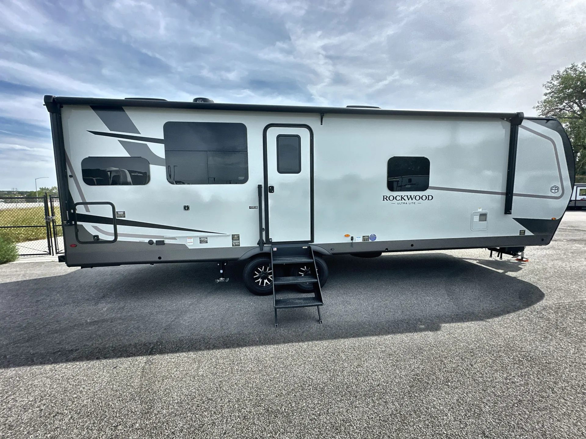 2027 Forest River Rockwood Ultra Lite 2711RK — campside