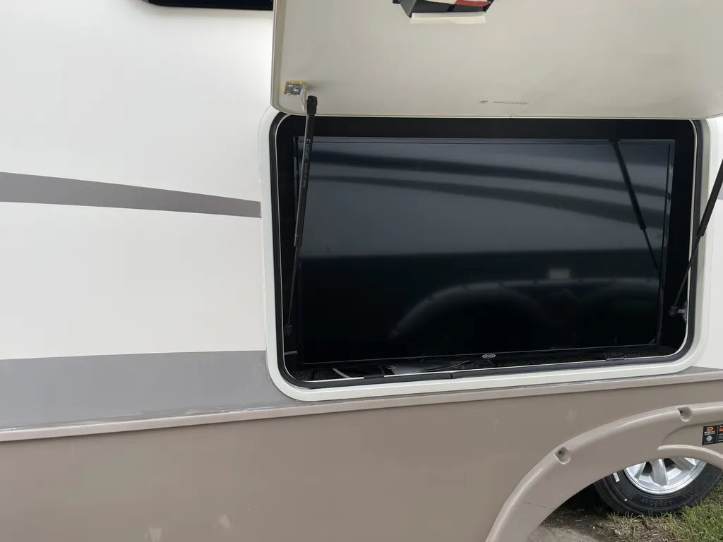 2018 Forest River Cedar Creek Champagne Edition 38EL, Photos photo 3