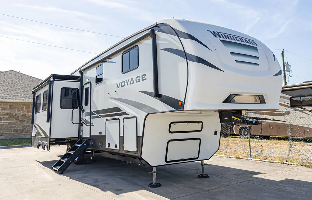 2021 Winnebago Voyage V3134RL - Photo 3