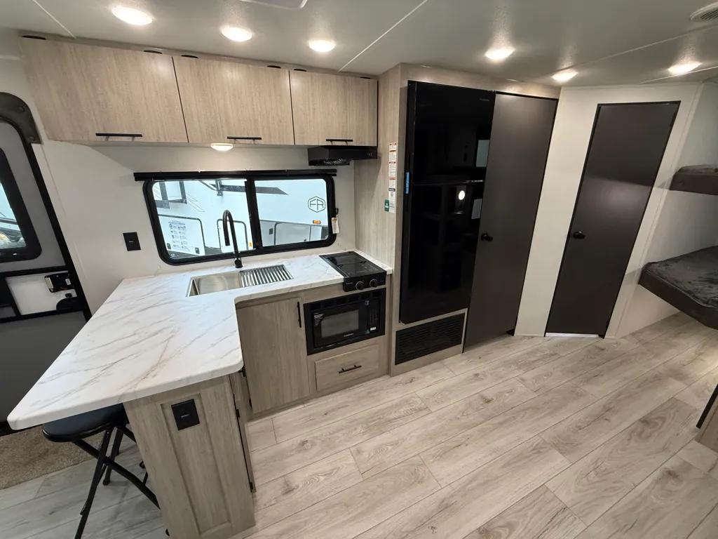 2027 East to West Della Terra 280BH, Photos photo 9