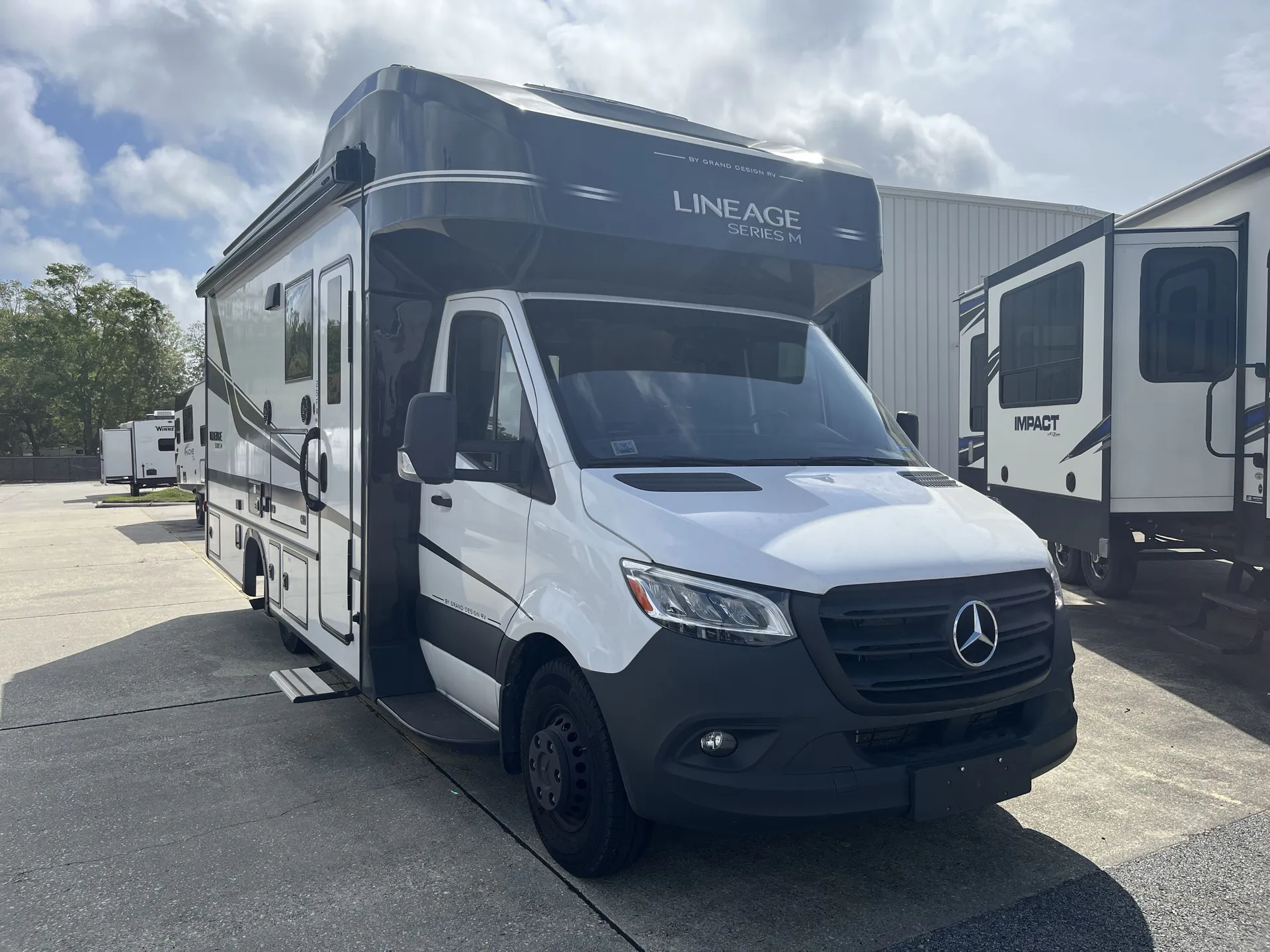 2025 Grand Design Lineage Series M 25FW - Photo 2