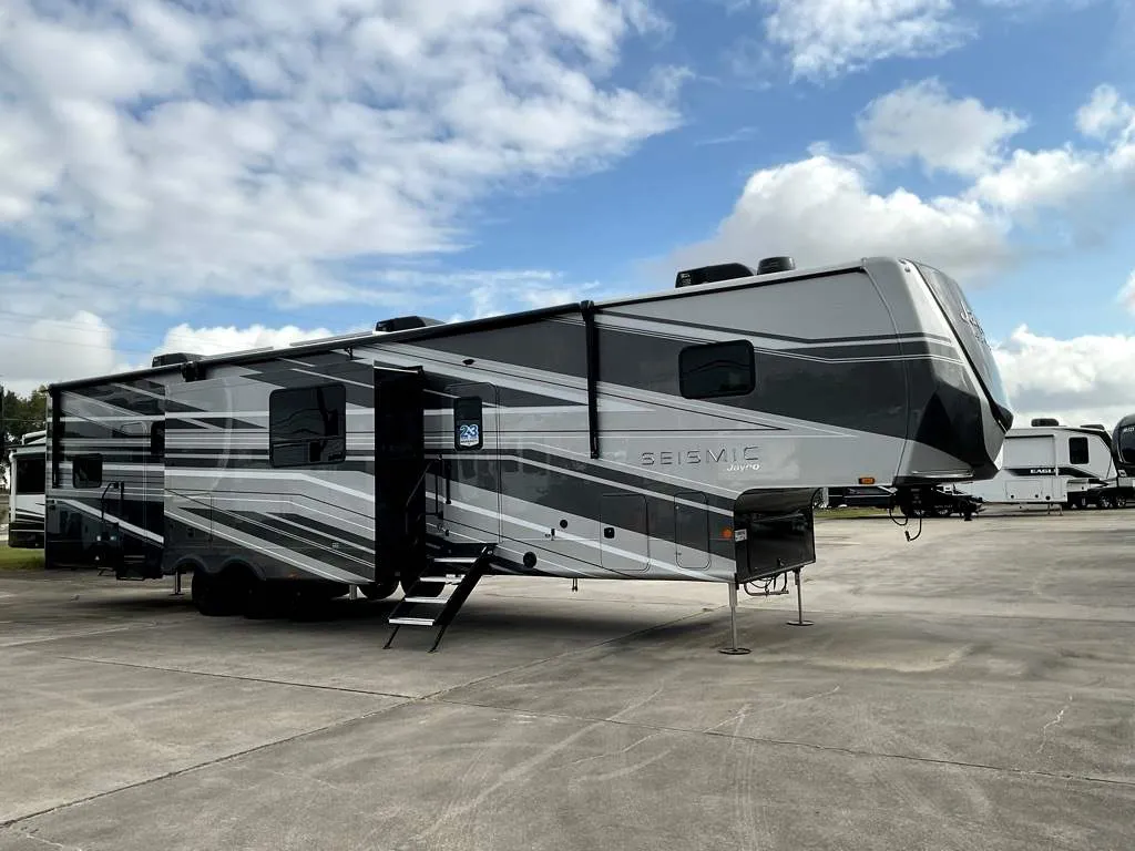 2026 Jayco Seismic 399 - Photo 2