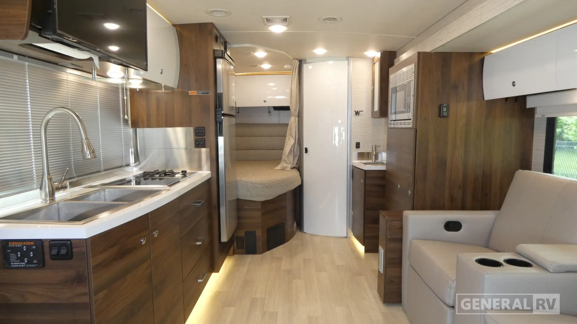 2020 Winnebago Navion 24J - Photo 3