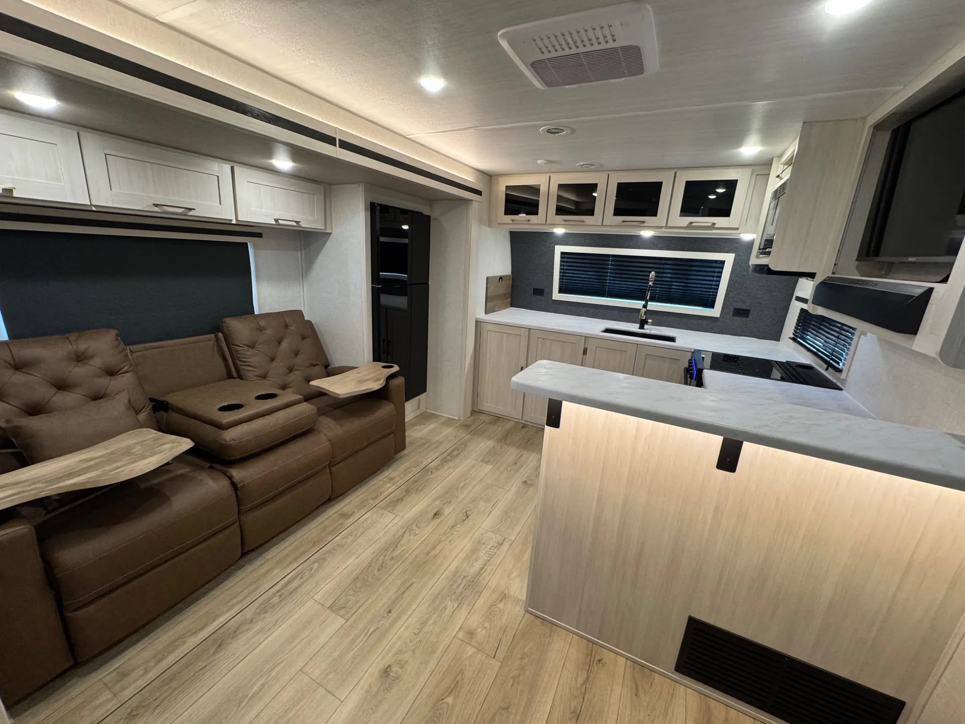 2025 Forest River Grand Surveyor 268FKBS — Photo 6
