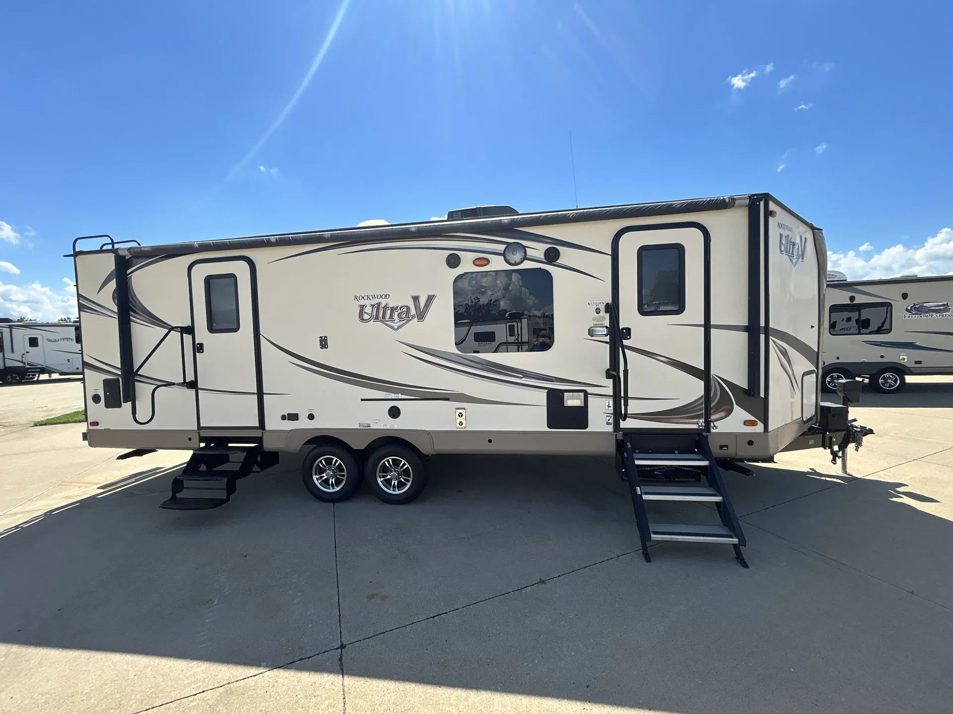 2016 Forest River Rockwood Ultra V 2618VS - Photo 2