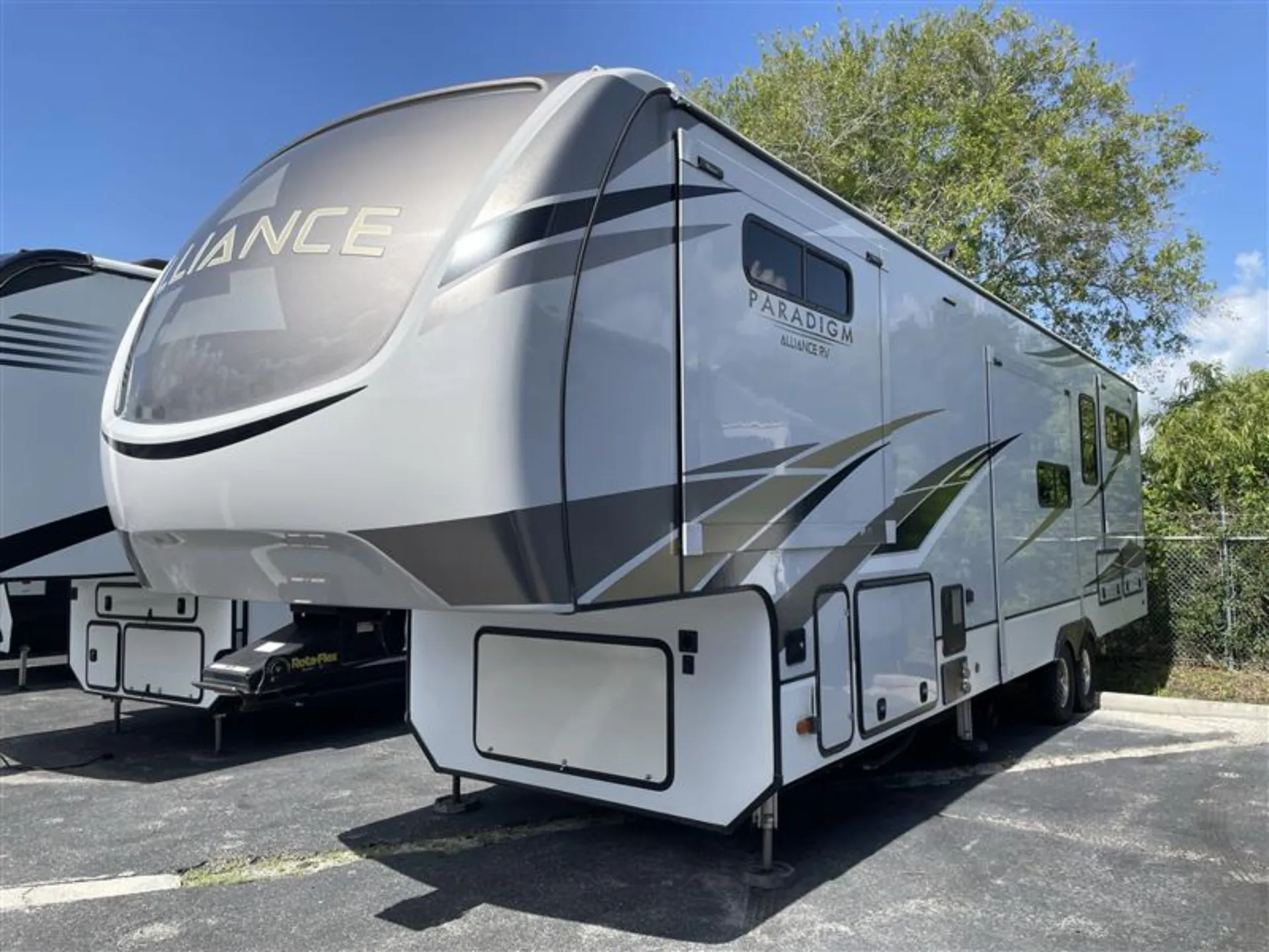 2021 Alliance RV Paradigm 365RD - Photo 4