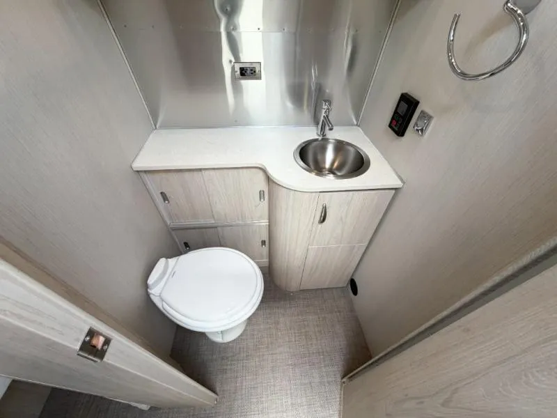 2022 Airstream Globetrotter 27FB - Photo 4
