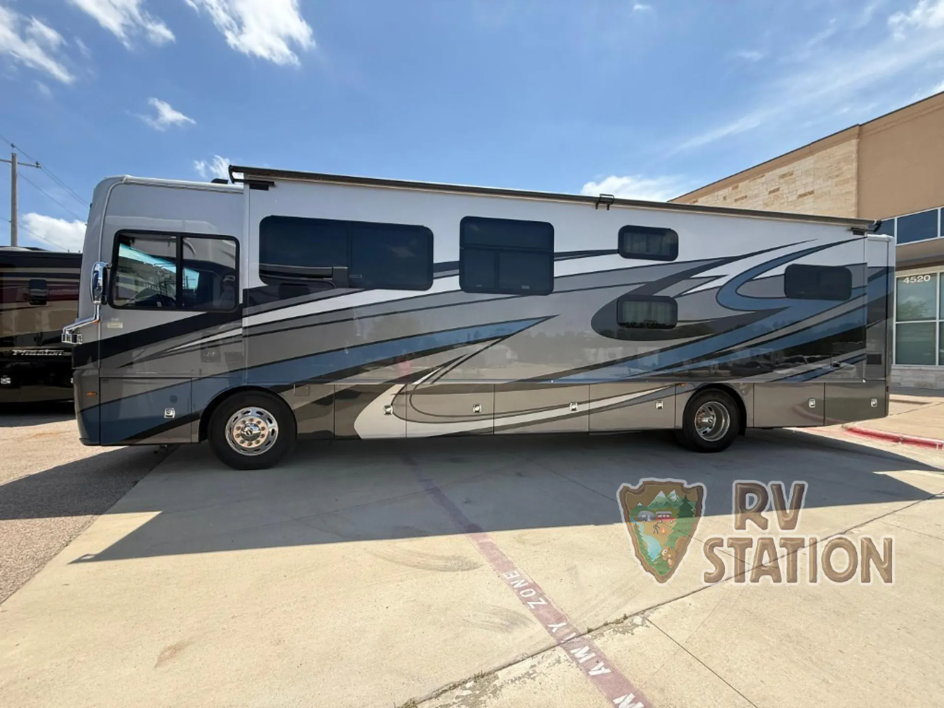2024 Fleetwood Bounder 35GL - Photo 2