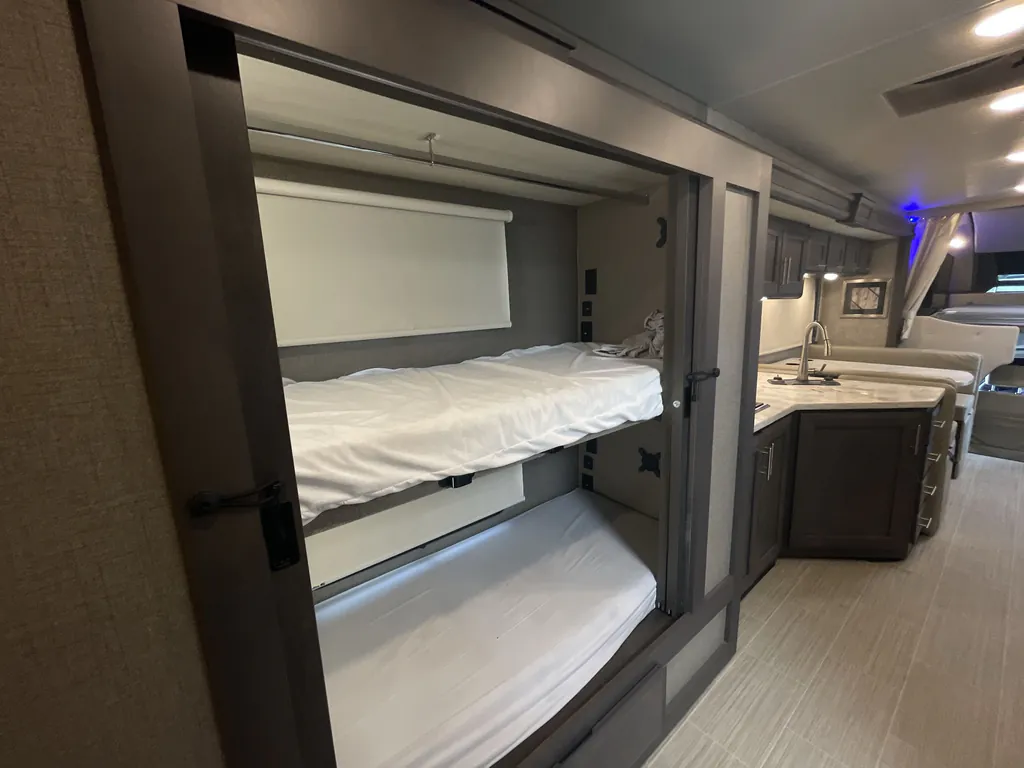 2022 Thor Motor Coach Magnitude RS36, Photos photo 42