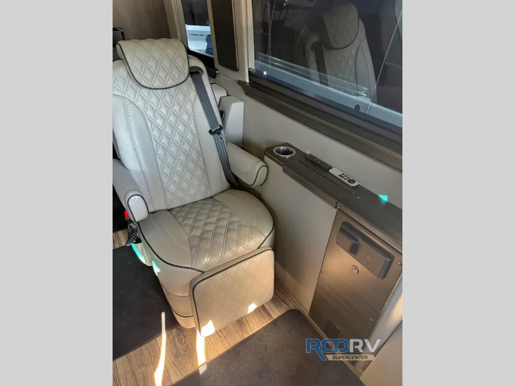 2025 Midwest Automotive Designs Luxe Cruiser D4, Photos photo 12