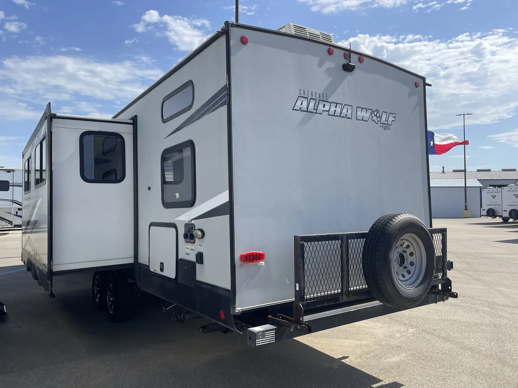 2022 Forest River Cherokee Alpha Wolf 30DBH-L, Photos photo 6