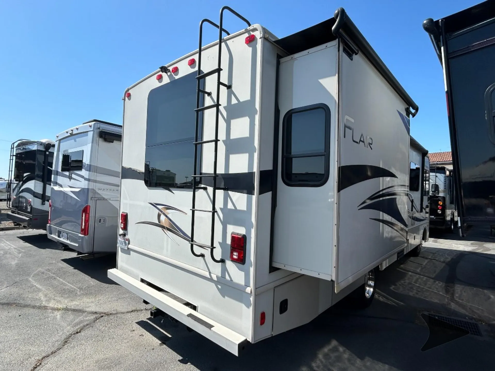 2017 Fleetwood Flair LXE 30U - Photo 4
