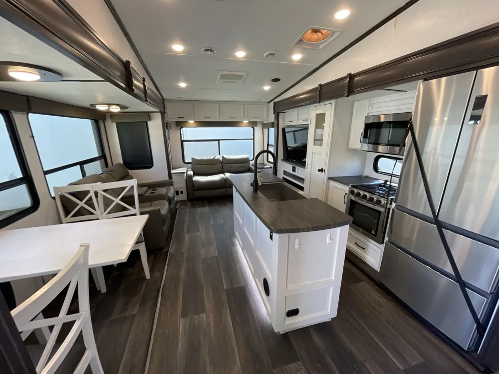 2022 Dutchmen Atlas 3172RLKB — living area main