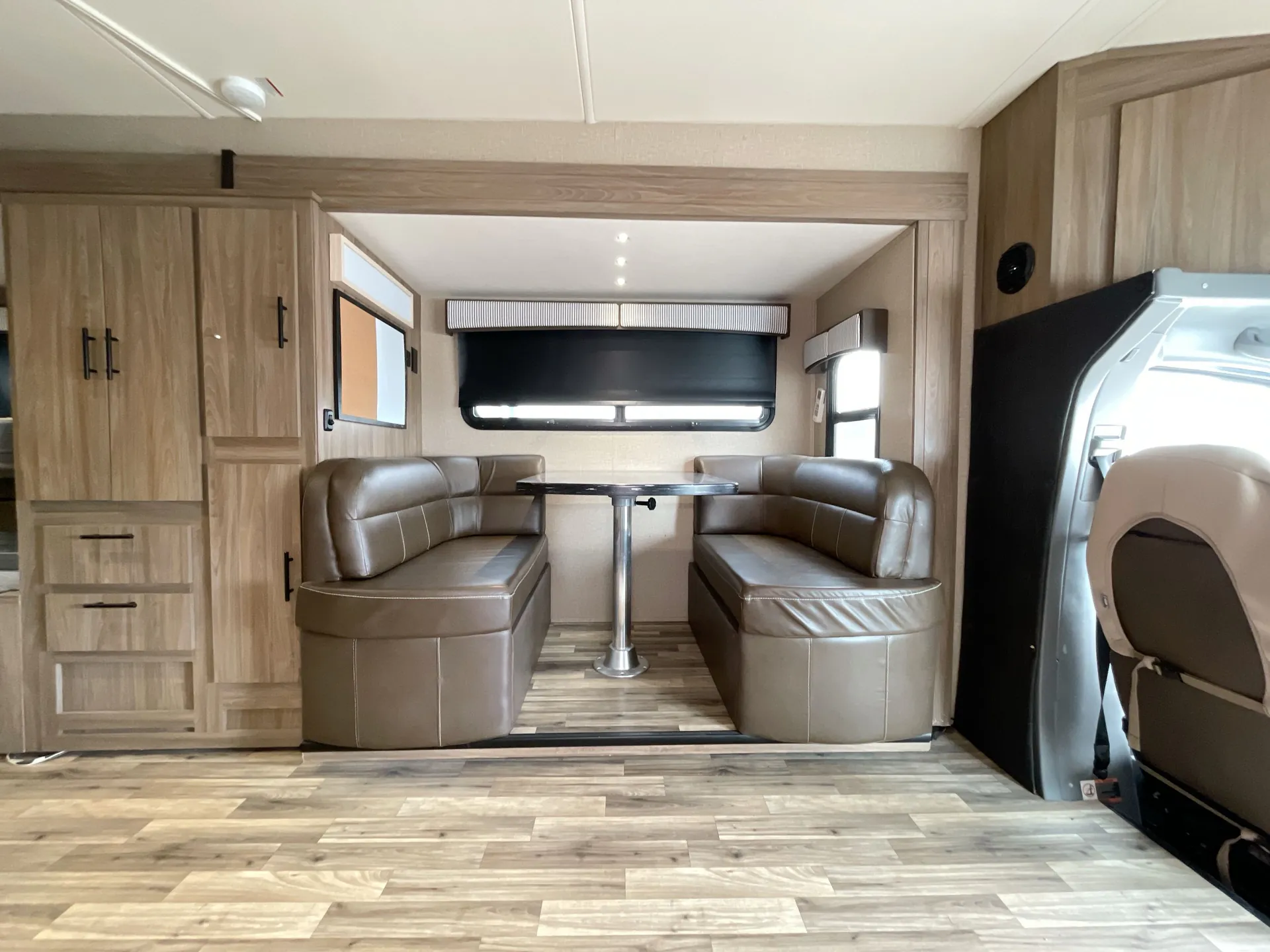 2016 Dynamax Corp Isata 3 24FW — living area main