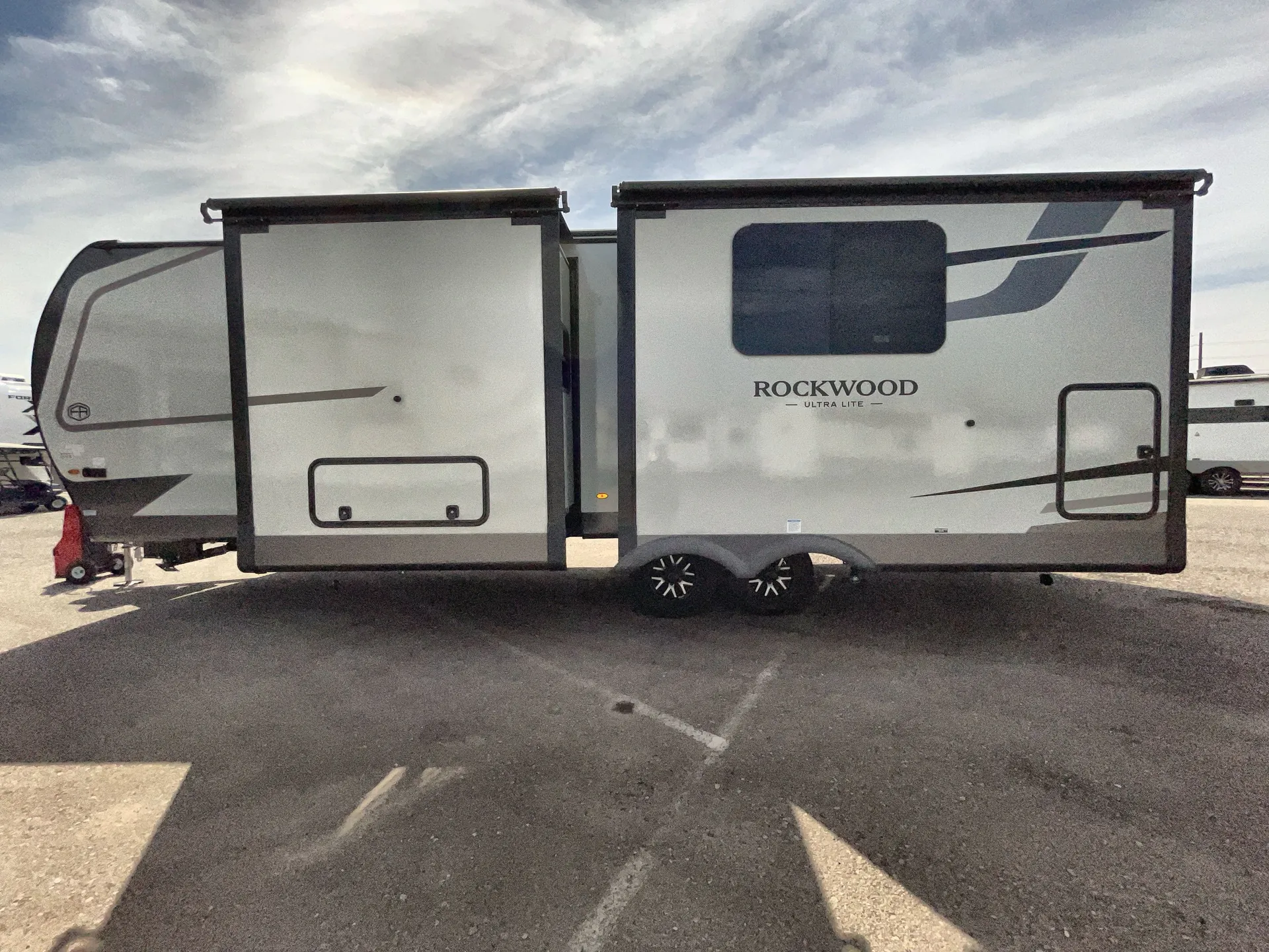 2027 Forest River Rockwood Ultra Lite 2711RK — off campside