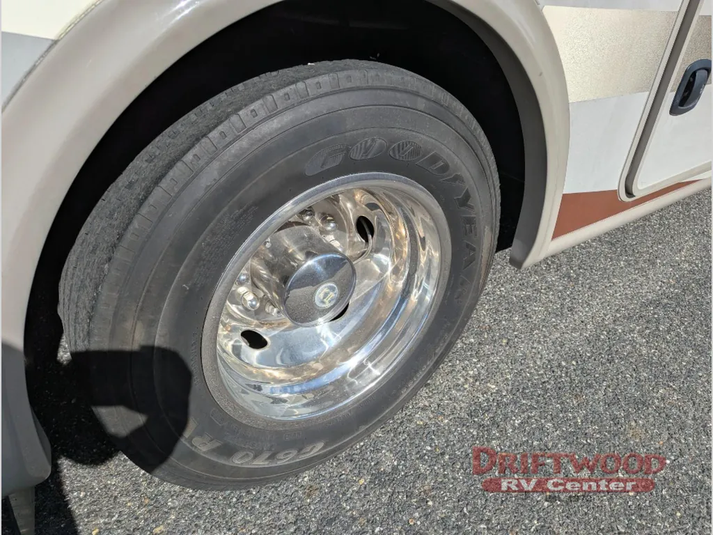 2016 Thor Motor Coach Hurricane 31S, Photos photo 12