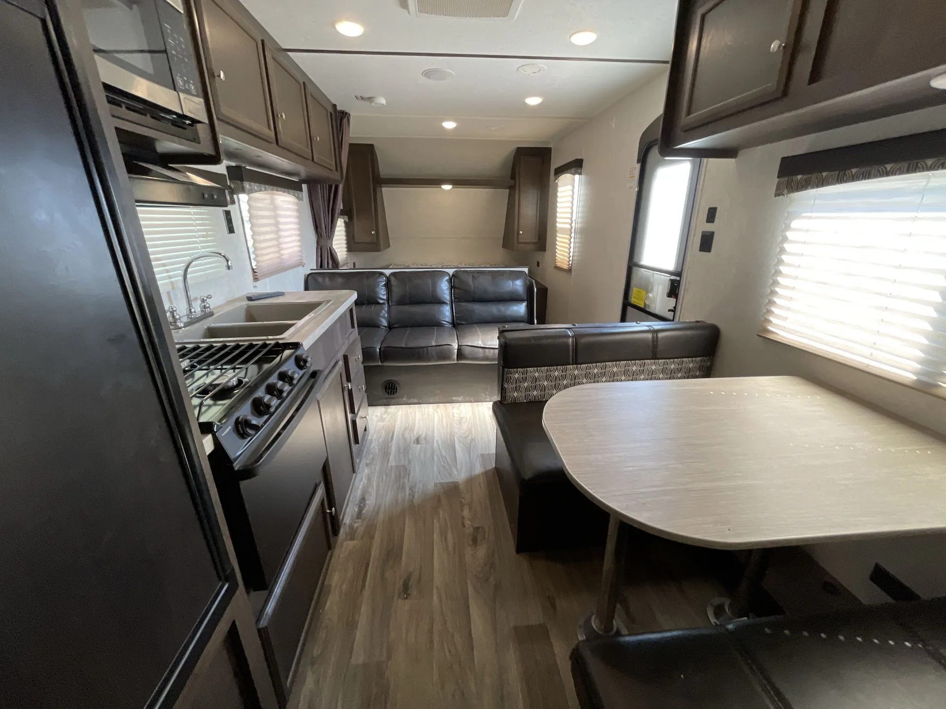 2018 Starcraft Autumn Ridge 26BH — living area main
