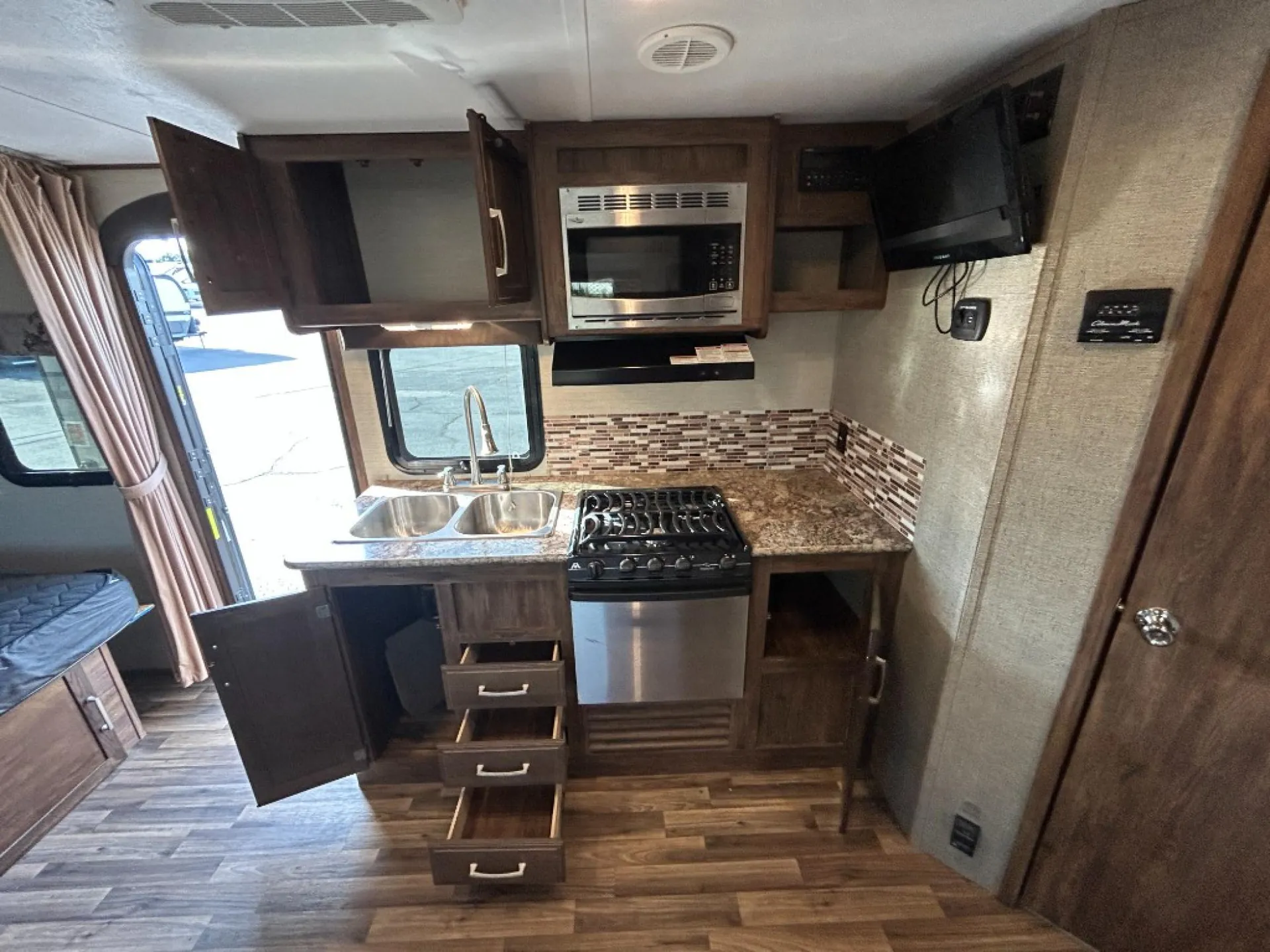 2017 Keystone RV Cougar Half-Ton Series 19RBEWE - Photo 3
