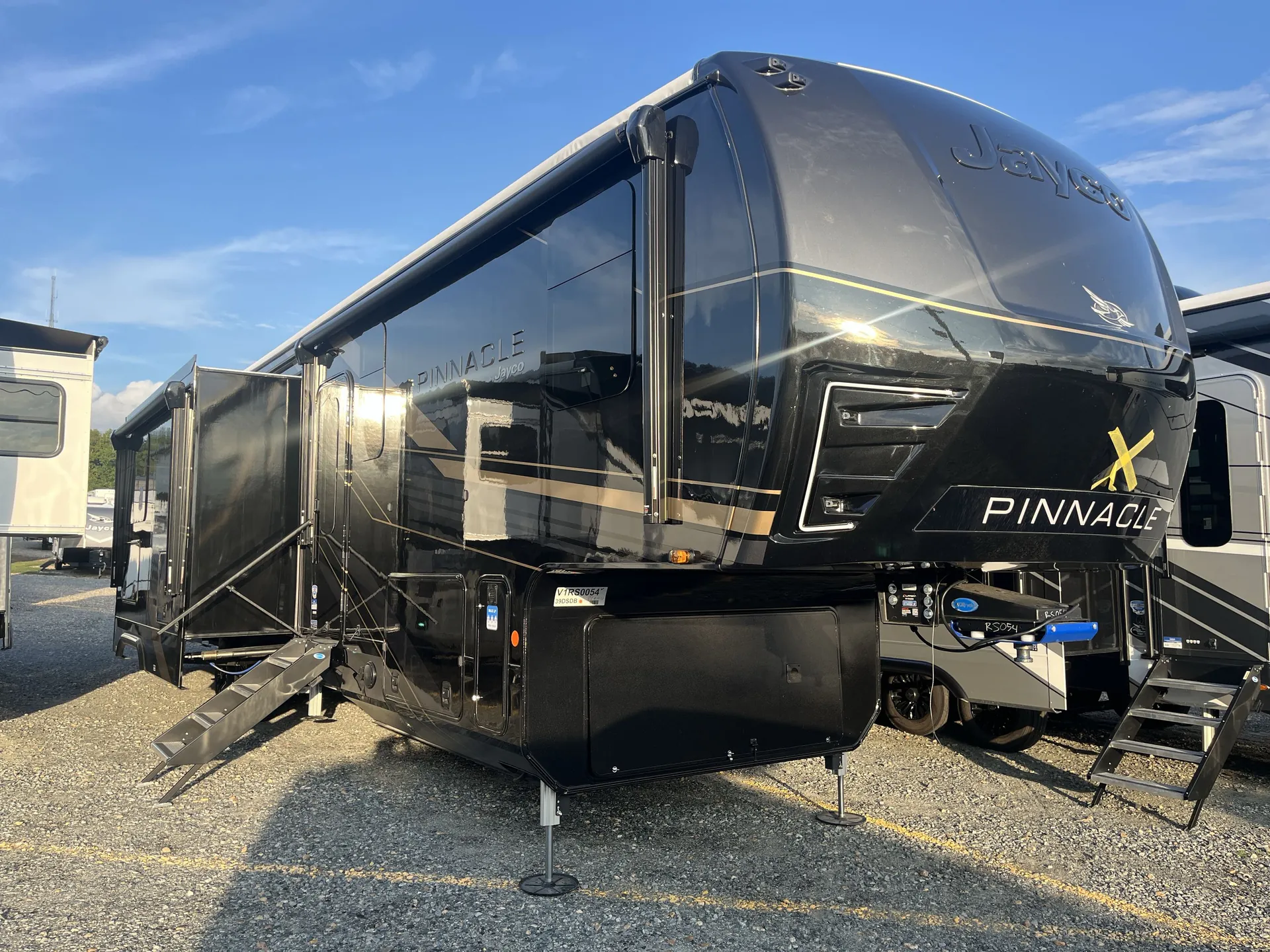 2027 Jayco Pinnacle 39DSDB - Photo 2