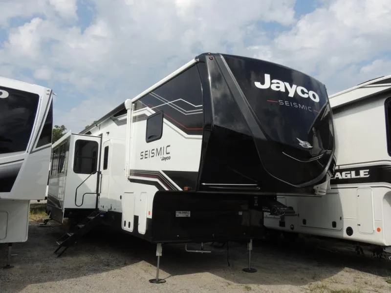 2026 Jayco Seismic 395 - Photo 3