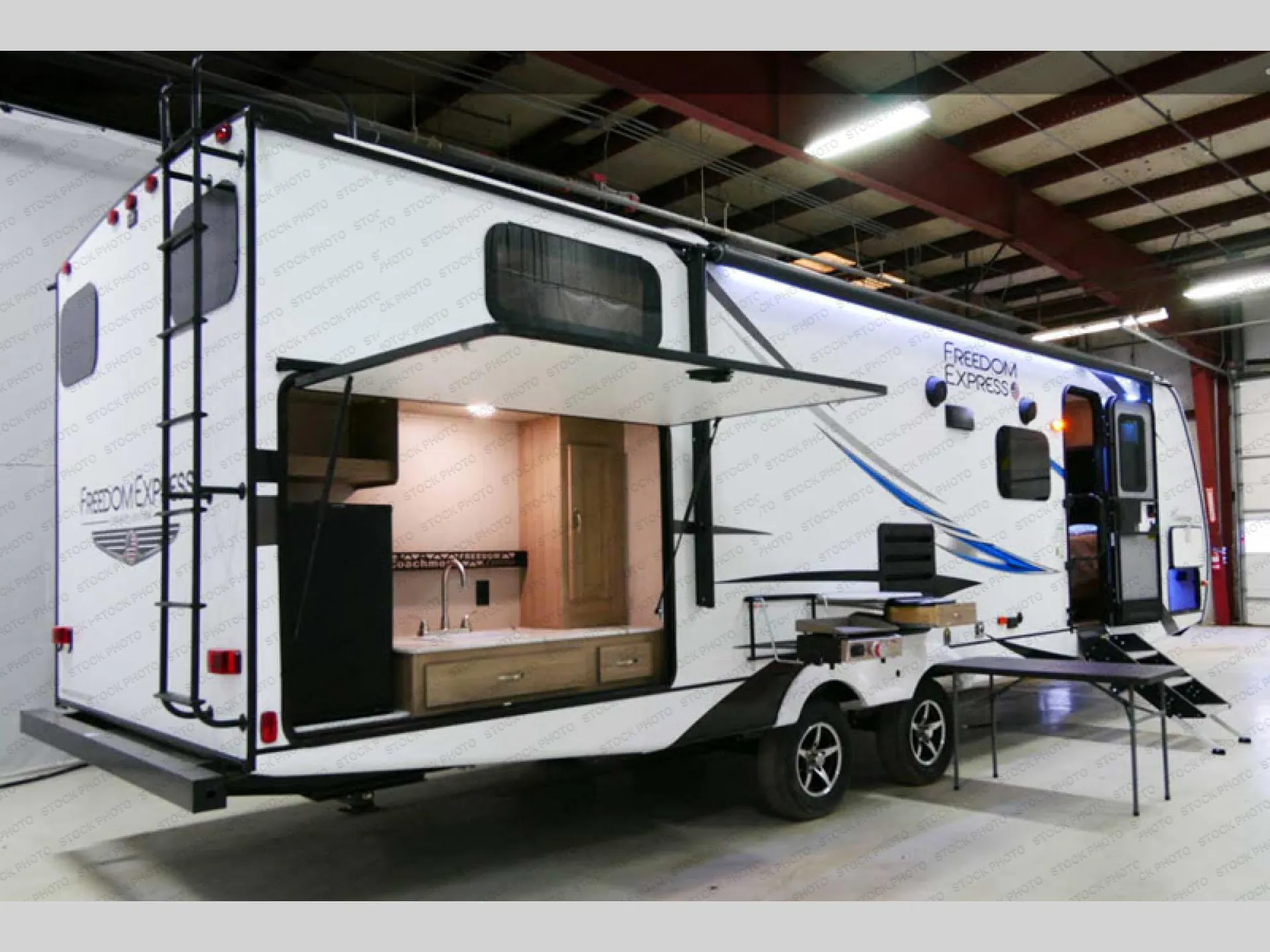 2021 Coachmen Freedom Express Maple Leaf Edition 292 BHDSLE - Photo 2