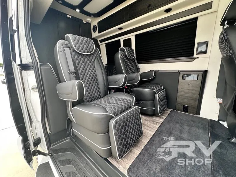 2025 Midwest Automotive Designs Luxe Cruiser D4 - Photo 4